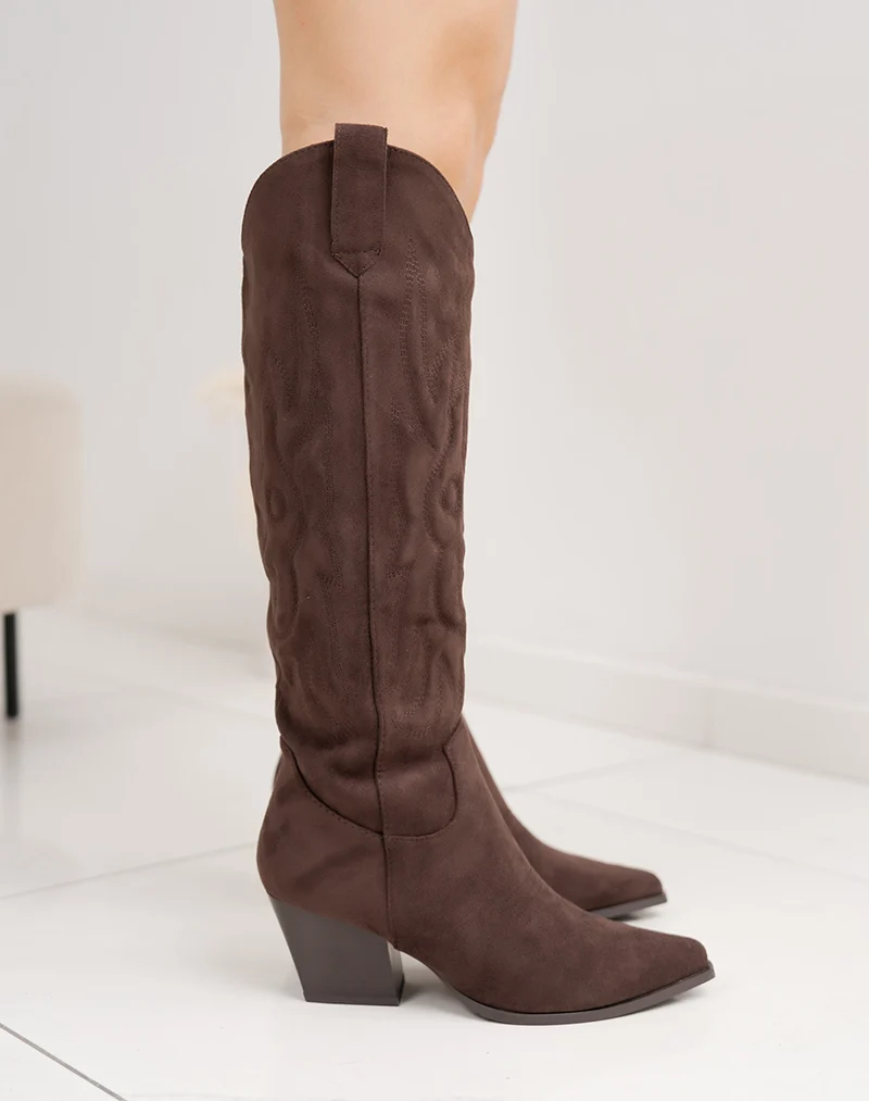Botte femme marron style santiags en suédine avec talon biseauté et bout pointu