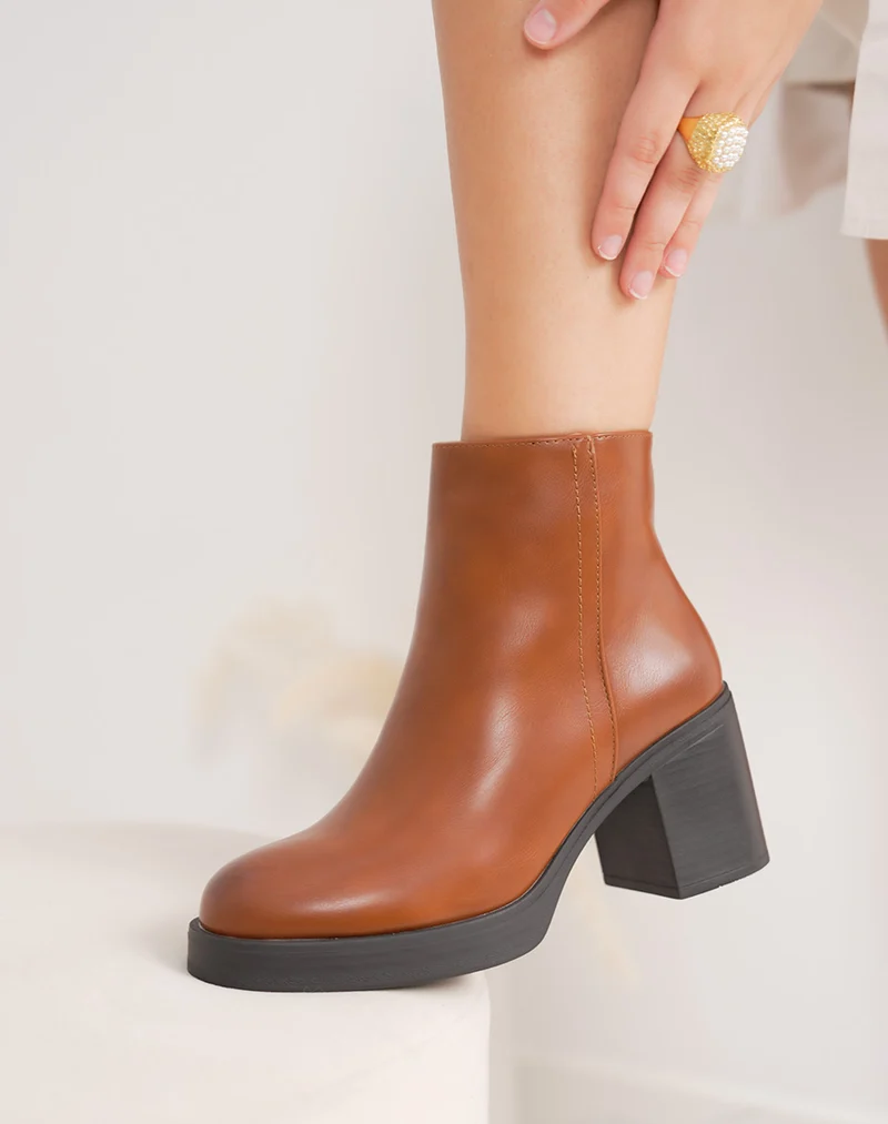 Bottine femme camel courte tendance à talon carré avec plateforme moderne