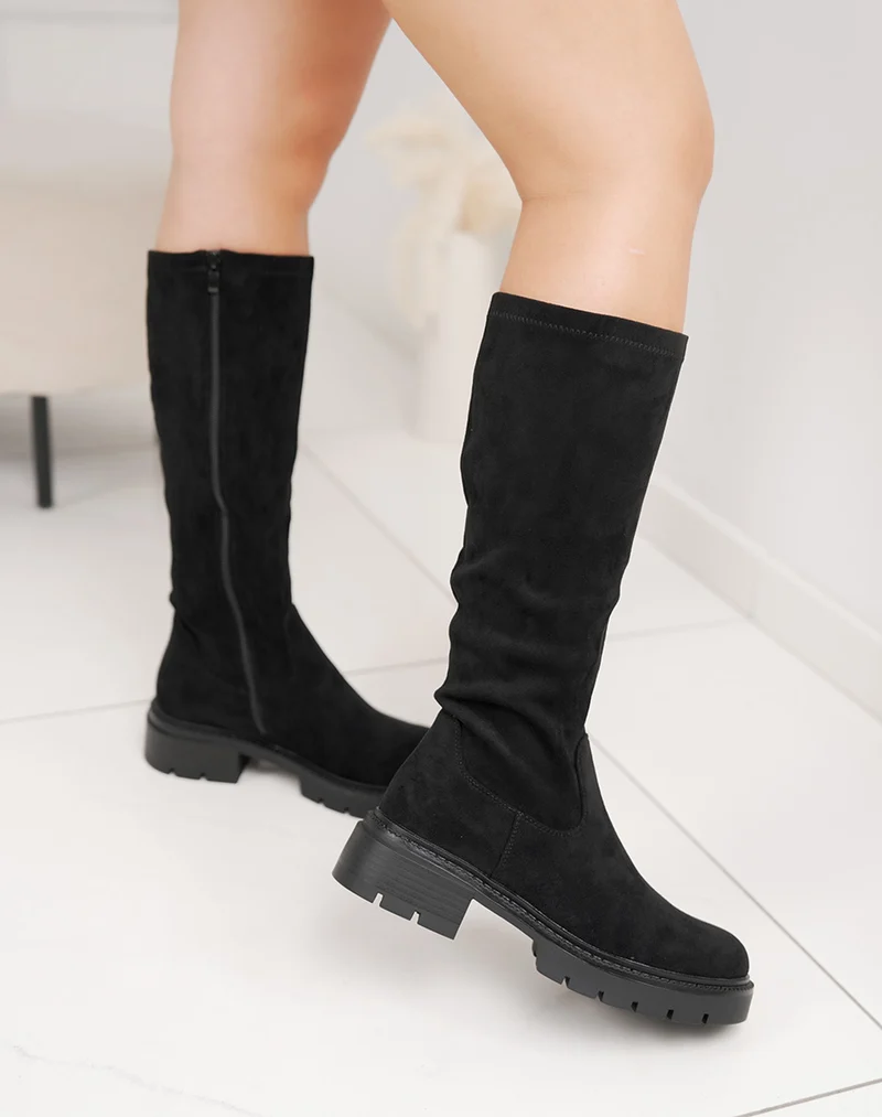 Botte femme noire en suédine effet chaussette à petit talon et bout rond