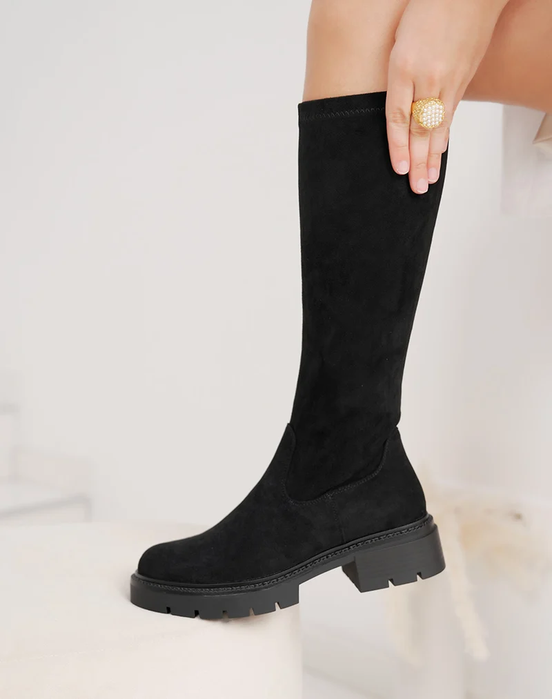 Botte femme noire en suédine effet chaussette à petit talon et bout rond