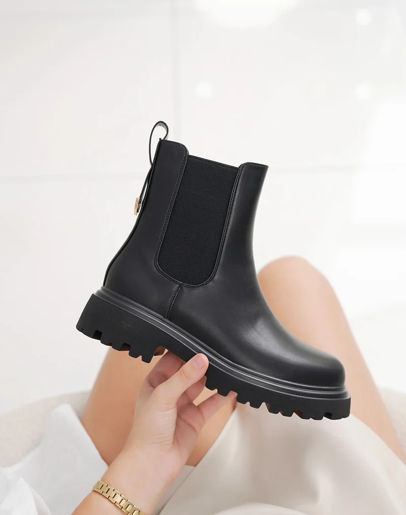 Bottine femme noire style chelsea élégante avec semelle crantée et bijou doré
