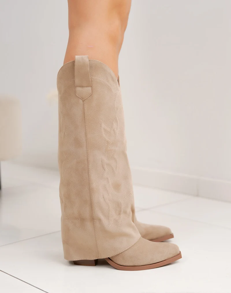 Bottes femme beige tendance en suédine style santiags avec couture et talon biseauté