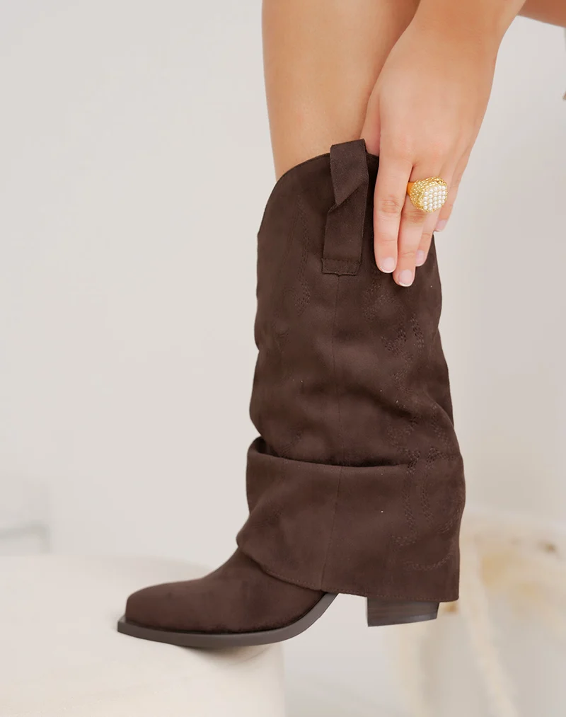 Bottine femme marron tendance style santiags avec couture plissée et talon biseauté
