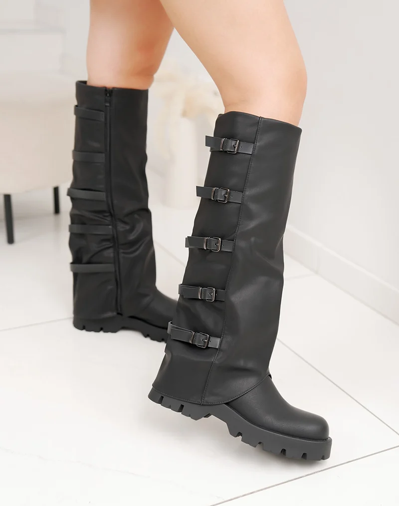 Bottes femme noires tendance à lanières et semelle crantée