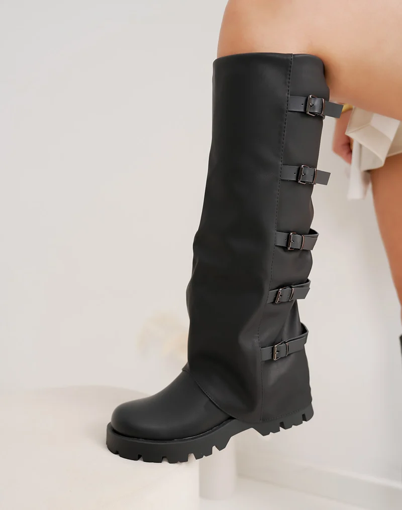 Bottes femme noires tendance à lanières et semelle crantée