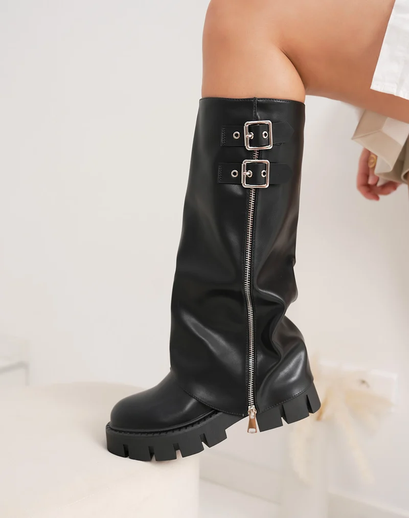 Bottes femme noires à revers tendance avec semelle crantée et boucles argentées