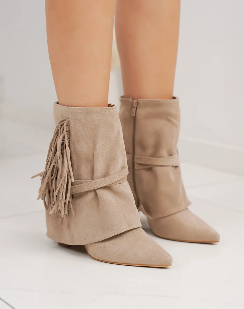 Bottine femme beige en suédine à franges élégante et boucle dorée