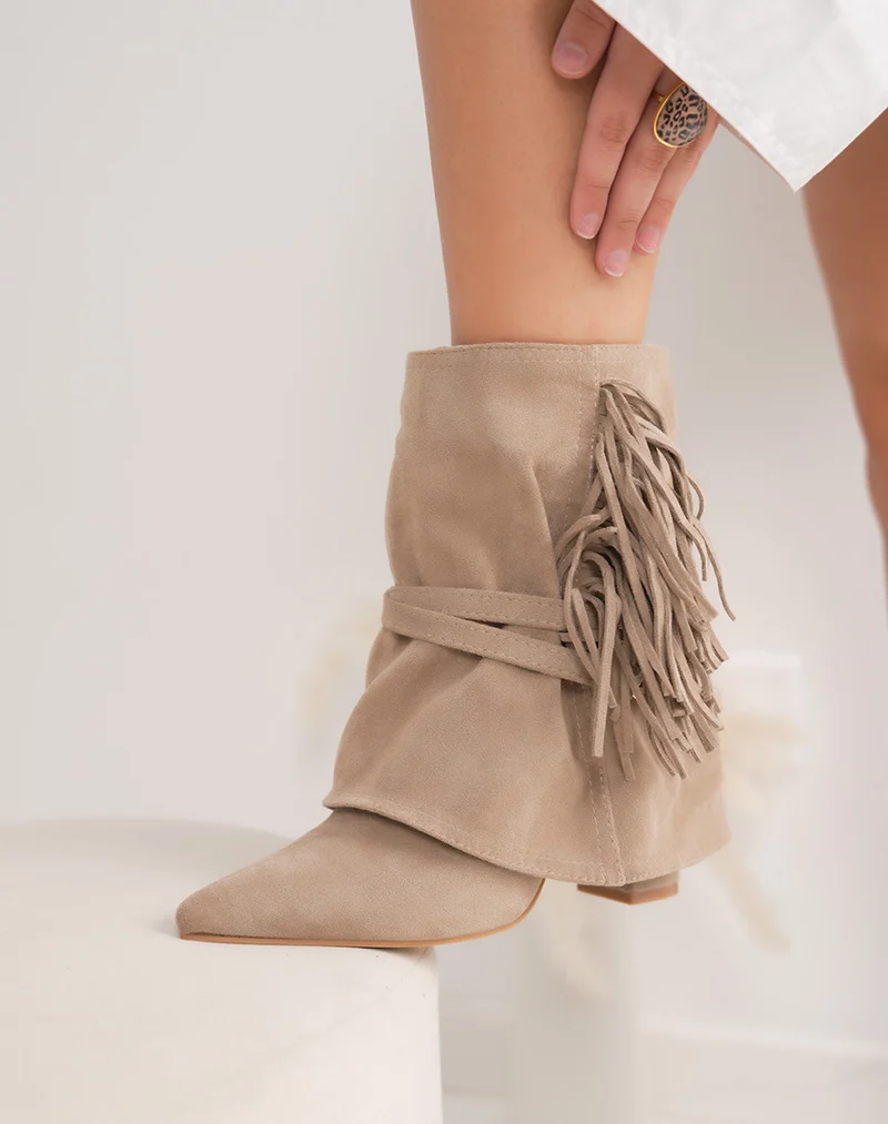 Bottine femme beige en suédine à franges élégante et boucle dorée
