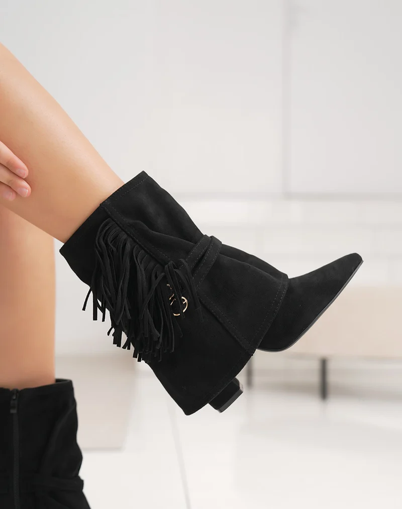 Bottine femme noire en suédine à franges tendance et boucle dorée