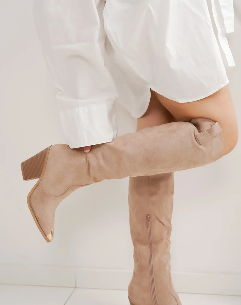 Bottes femme beige en suédine élégante à bout doré et talon biseauté