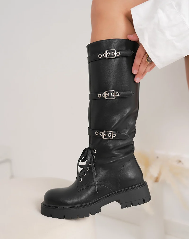 Bottes femme noires à lacets avec brides argentées tendance et semelle crantée
