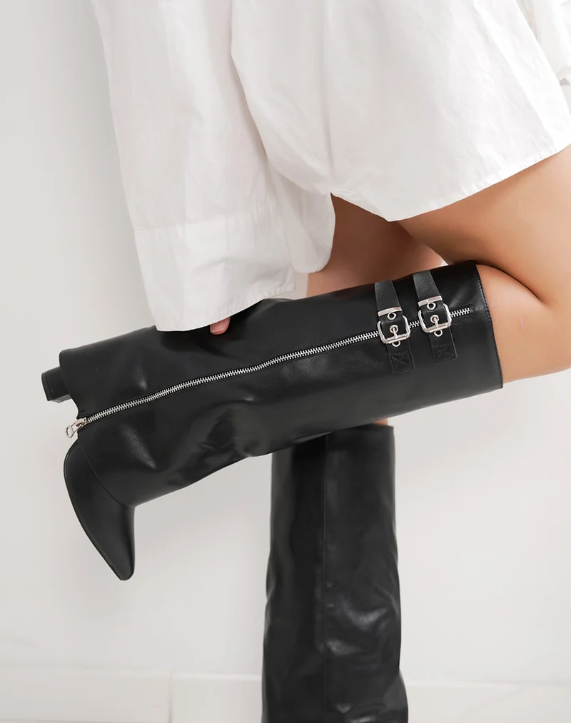 Bottes femme noires à talon 10cm élégantes avec zip argenté et boucles stylées