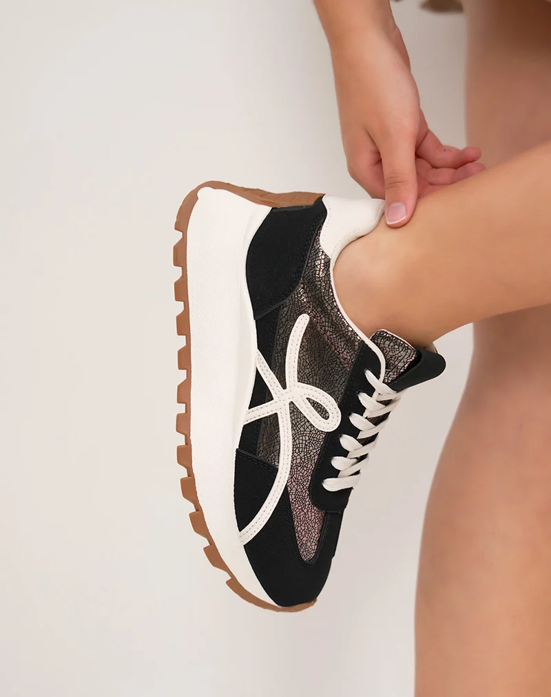 Basket femme noire tendance avec empiècement brillant et semelle blanche crantée