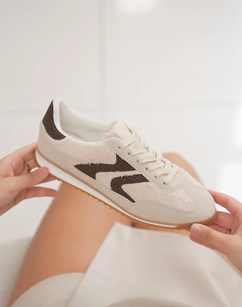 Basket femme beige basse tendance avec empiècements marron tissé et semelle contrastée