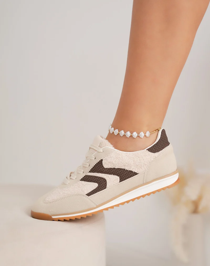 Basket femme beige basse tendance avec empiècements marron tissé et semelle contrastée