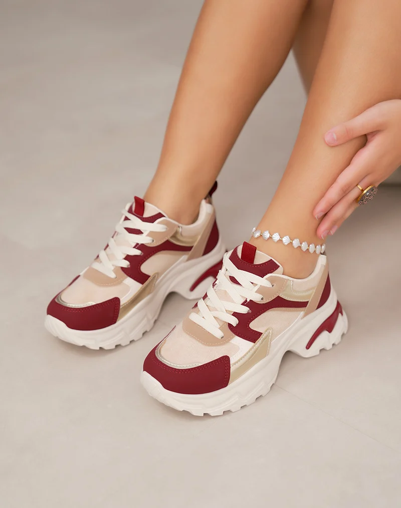 Basket femme beige doré tendance avec empiècements bordeaux et semelle crantée stylisée
