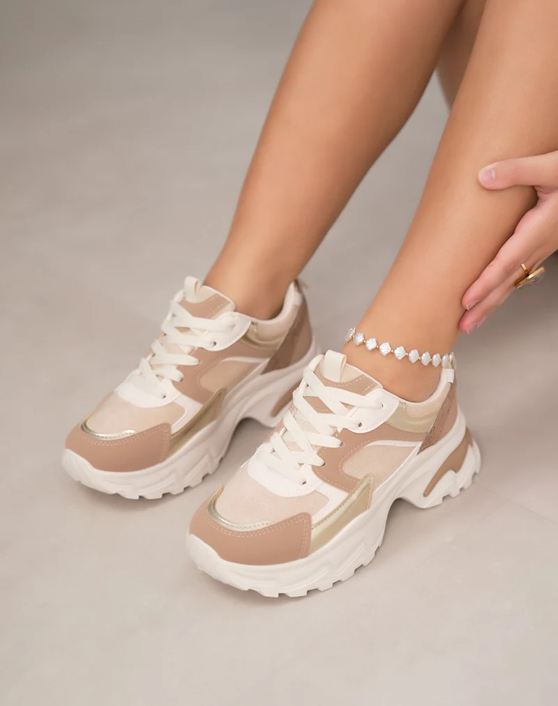 Basket femme beige tendance avec empiècements dorés et semelle crantée taupe