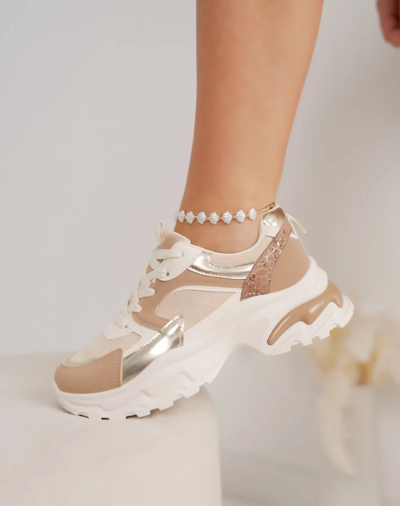 Basket femme beige tendance avec empiècements dorés et semelle crantée taupe