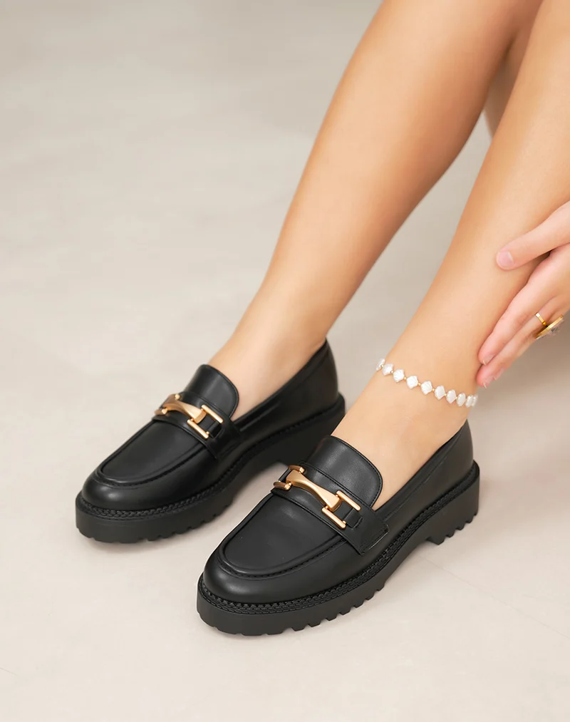 Mocassin femme noir chic avec bijou doré et semelle crantée confortable