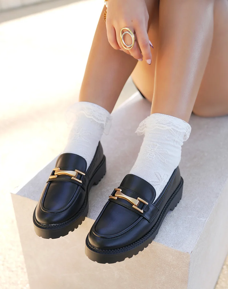 Mocassin femme noir chic avec bijou doré et semelle crantée confortable
