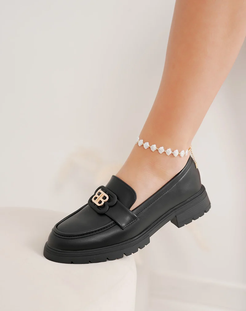 Mocassin femme noir tendance avec bijou doré et semelle crantée confortable