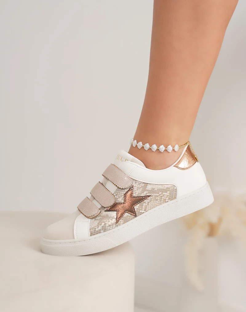 Basket femme beige tendance avec scratchs irisés et étoile marron effet serpent