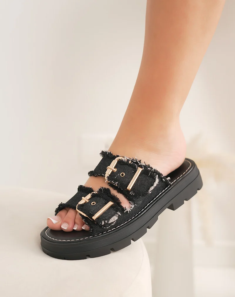 Mules femme noires tendance avec brides effet déchiré et boucles dorées
