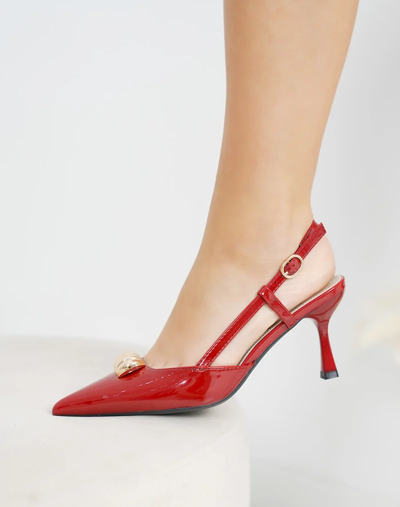 Escarpins femme bordeaux vernis tendance avec bijou doré et talon aiguille 8 cm
