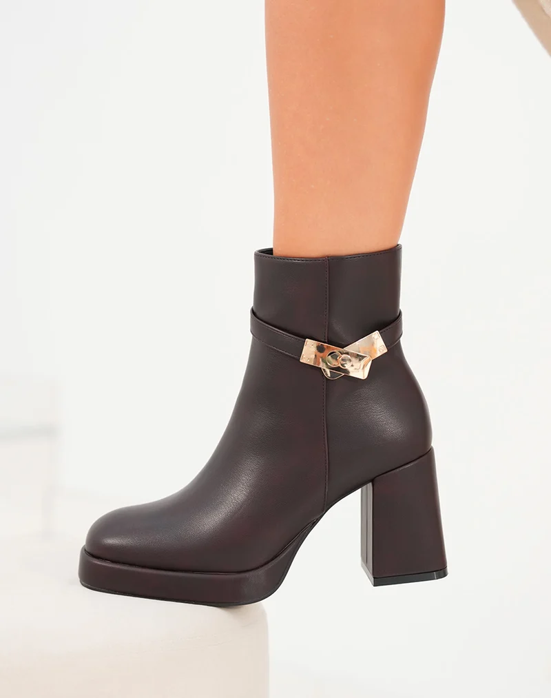 Bottines femme bordeaux foncé à talon haut carré avec plateforme et sangle dorée