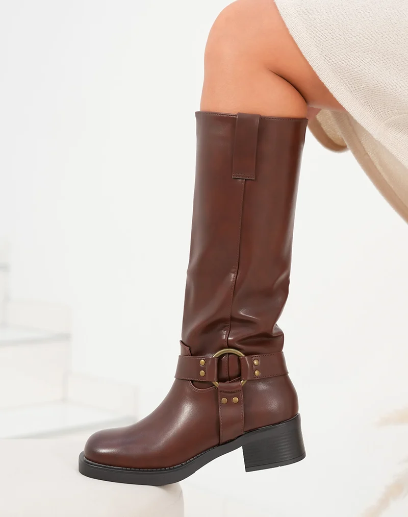 Bottes femme marron style motard avec boucle et détails cloutés dorés