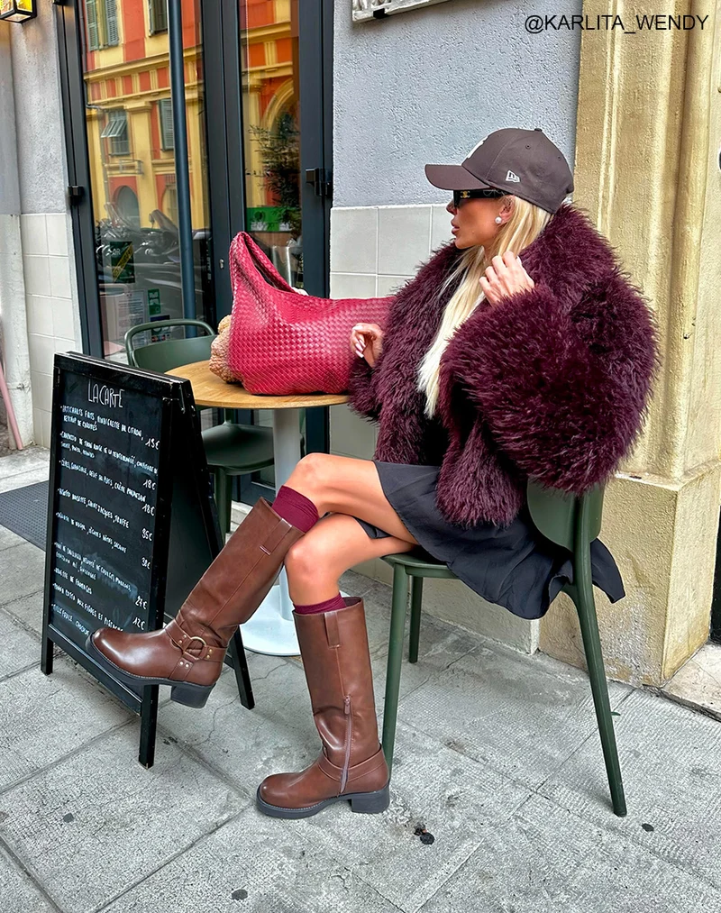 Bottes femme marron style motard avec boucle et détails cloutés dorés