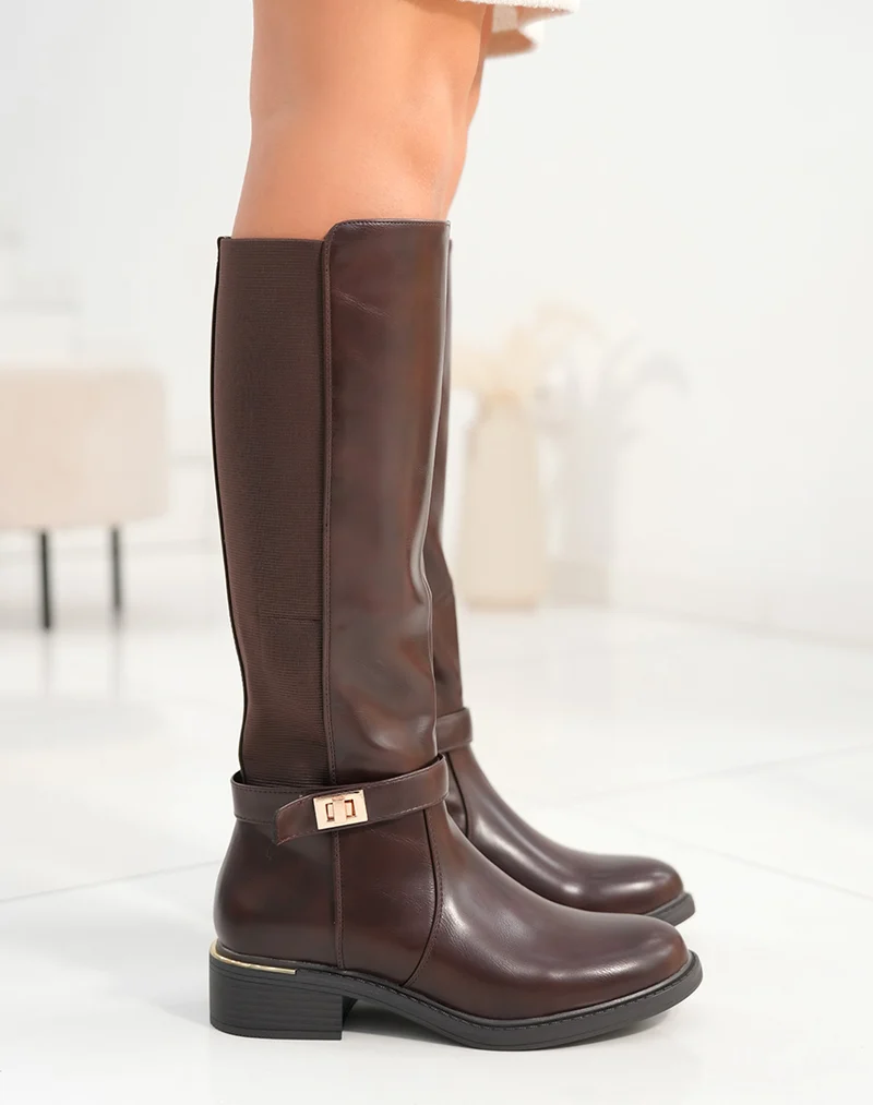 Bottes femme marron élégantes avec petit talon et détails dorés