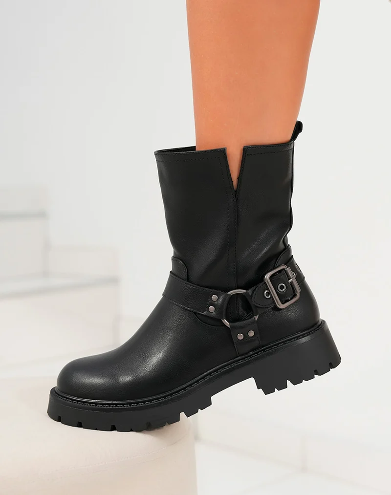 Bottines femme noires avec sangle décorative argentée et semelle crantée