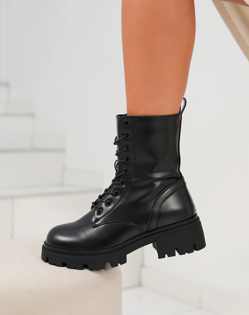 Bottines femme noires à lacets avec talon épais et semelle crantée