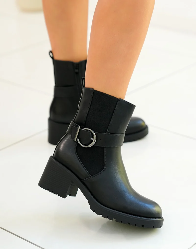 Bottines femme noires avec boucles rondes métalliques et semelle crantée