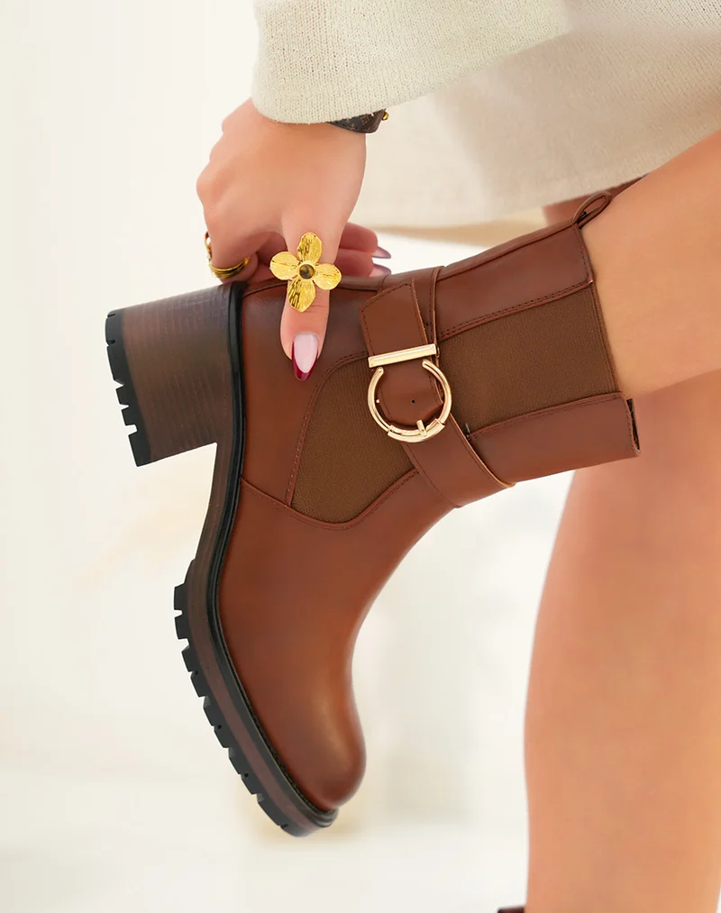 Bottines femme camel avec lanière et boucle dorée