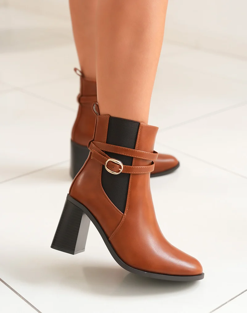 Bottines camel bi-matière à talon épais et sangles dorées