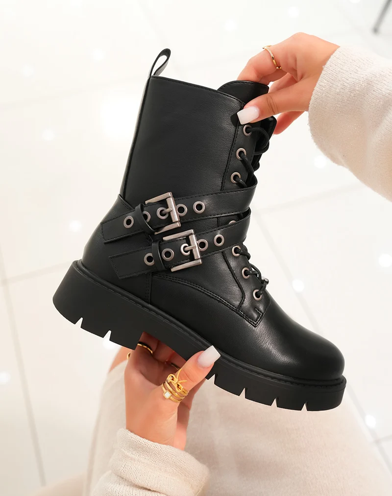 Bottines femme noires à lacets avec sangles argentées et semelle crantée