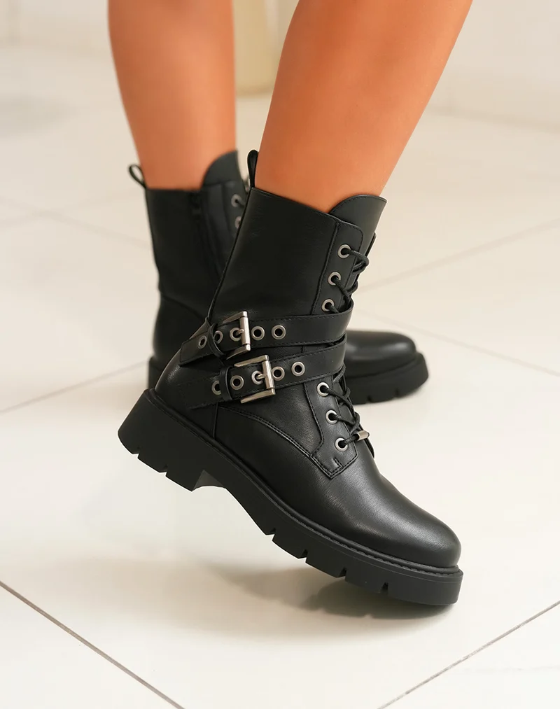Bottines femme noires à lacets avec sangles argentées et semelle crantée