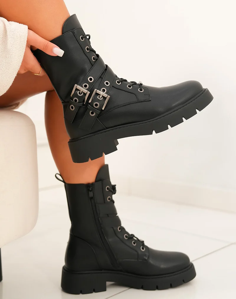 Bottines femme noires à lacets avec sangles argentées et semelle crantée