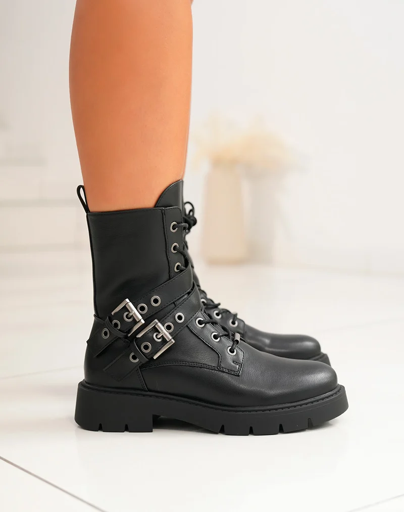 Bottines femme noires à lacets avec sangles argentées et semelle crantée