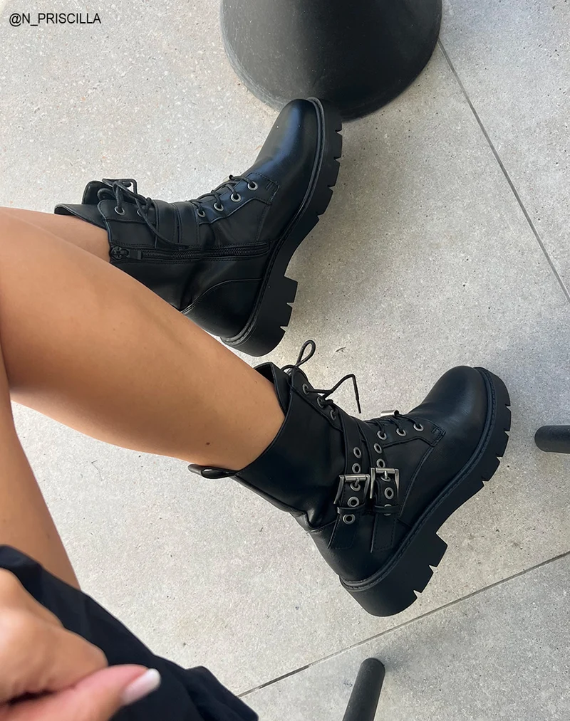 Bottines femme noires à lacets avec sangles argentées et semelle crantée