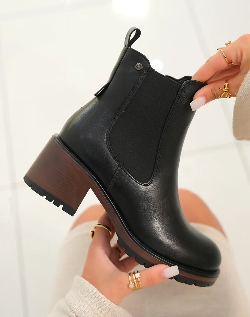 Bottines femme noires élégantes avec semelle marron et détail élastique