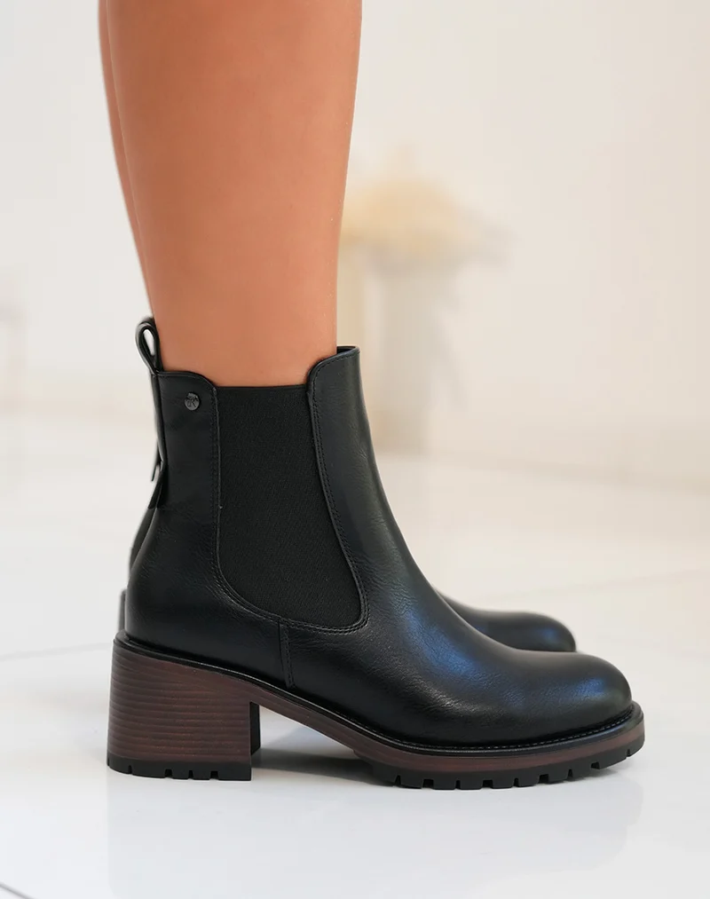 Bottines femme noires élégantes avec semelle marron et détail élastique
