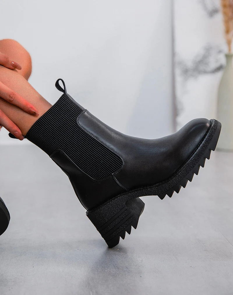 Bottines noires à petit talon et élastique