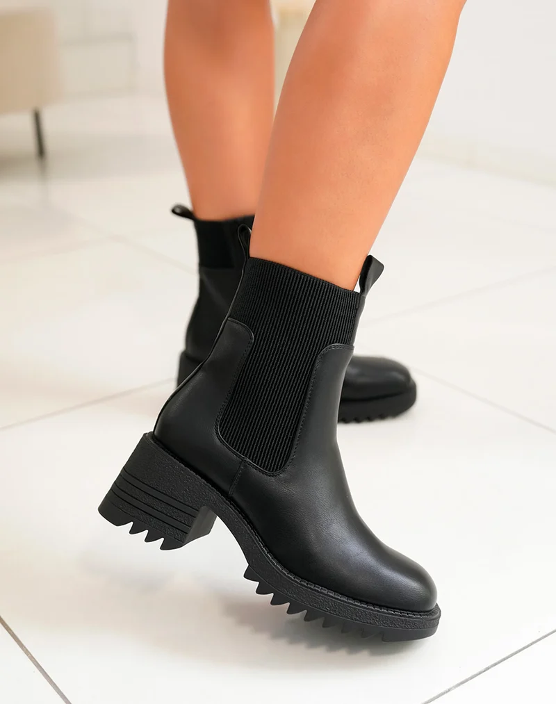 Bottines noires à petit talon et élastique