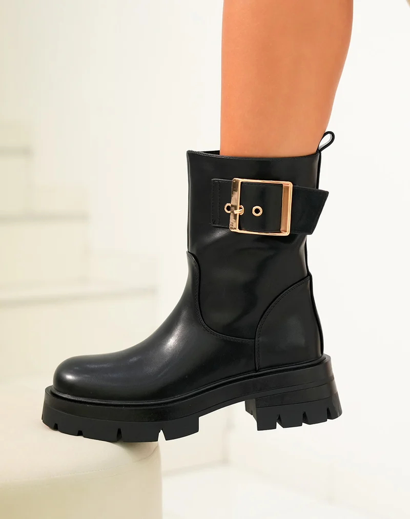 Bottines femme avec boucle épaisse dorée et semelle crantée
