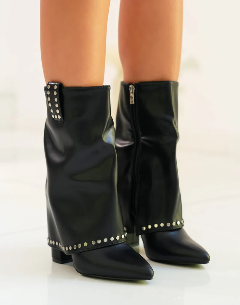 Bottines femme noires avec clous argentés et revers