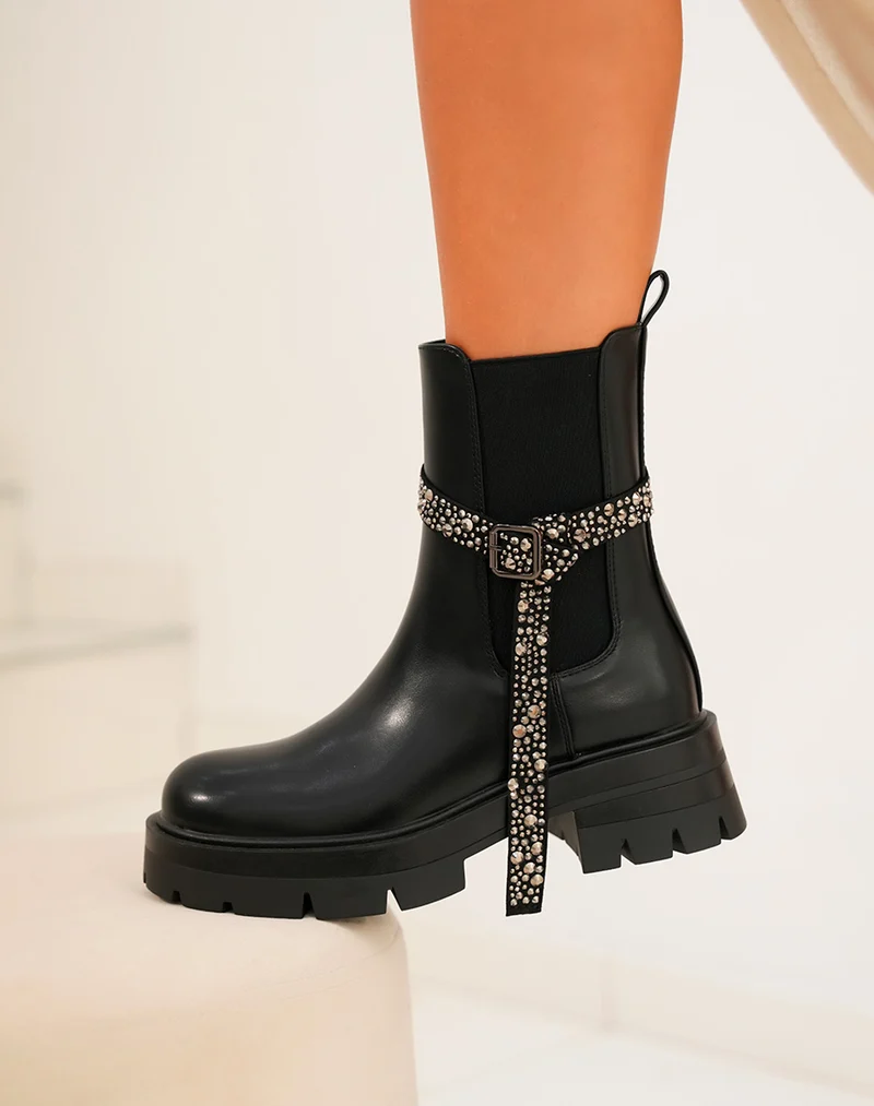 Bottines femme noires avec lanière strassée argentée et semelle crantée