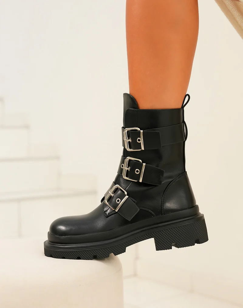 Bottines femme noires à sangles épaisses avec détails argentés semelle crantée